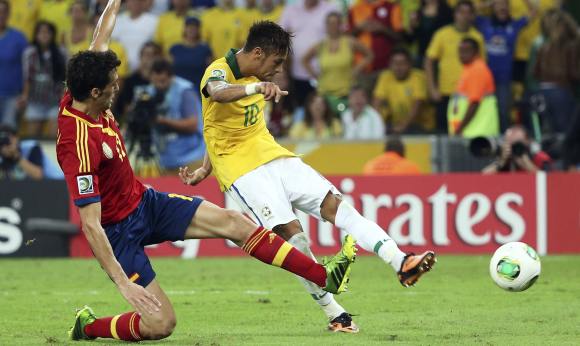 La peor noche de Arbeloa con la selección: Neymar y Brasil le amargan la final Arbeloa-neymar