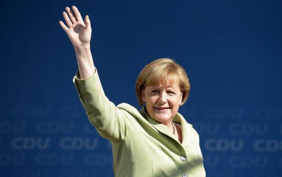 NOTICIAS-EFE [ELECCIONES ALEMANIA] Merkel gana las elecciones y podrá gobernar junto a los liberales Merkel-saluda