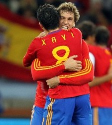 "يورنتي" : "( تشافي ) من أعظم لاعبي تاريخنا .. ومشاعر خصمي ( الكلاسيكو ) طبيعية Llorente-xavi-abrazo-mundial