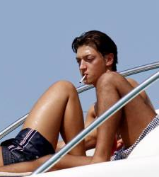 DESPACHO DEL REAL MADRID (2ª TEMPORADA) Ozil-fumando