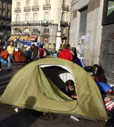 El colectivo 'Queda la palabra' alerta de que en las asambleas hay "infiltrados" del CNI Tiendacampana-sol