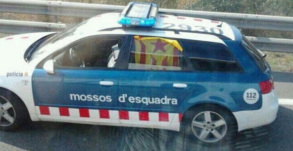 Expedientan a un agente de la Urbana por una bandera española Coche-mossos-cataluna