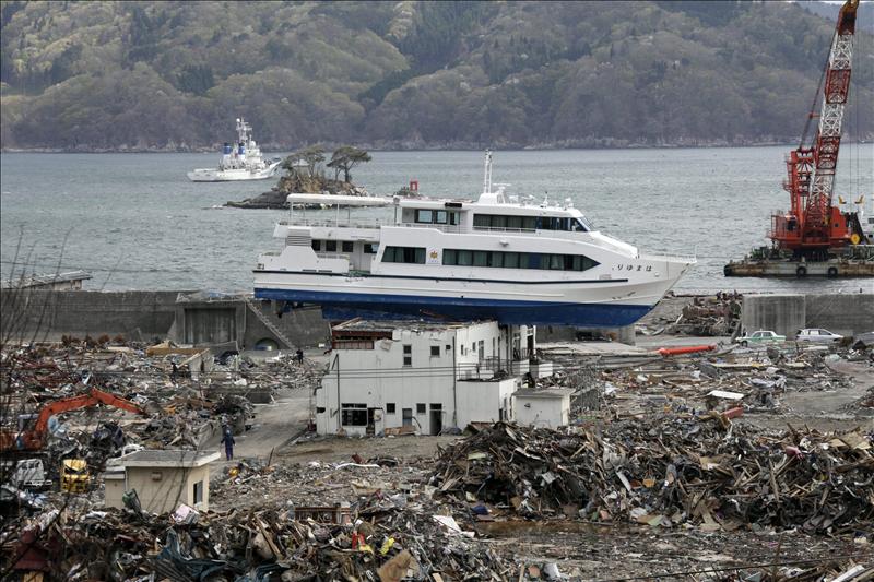 1º ANIVERSARIO DEL TERREMOTO Y POSTERIOR TSUNAMI DE JAPON 20120308-4427234w