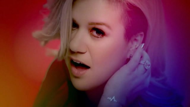 Kelly Clarkson 8e8338fa7651