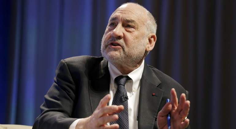 Stiglitz: "El euro ha sido un fracaso económico que los países no pueden evitar" Stiglitz-manos-eurozona