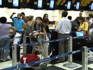 [Brasil] Com voos cancelados, passageiros dormem no chão de Congonhas  1922243