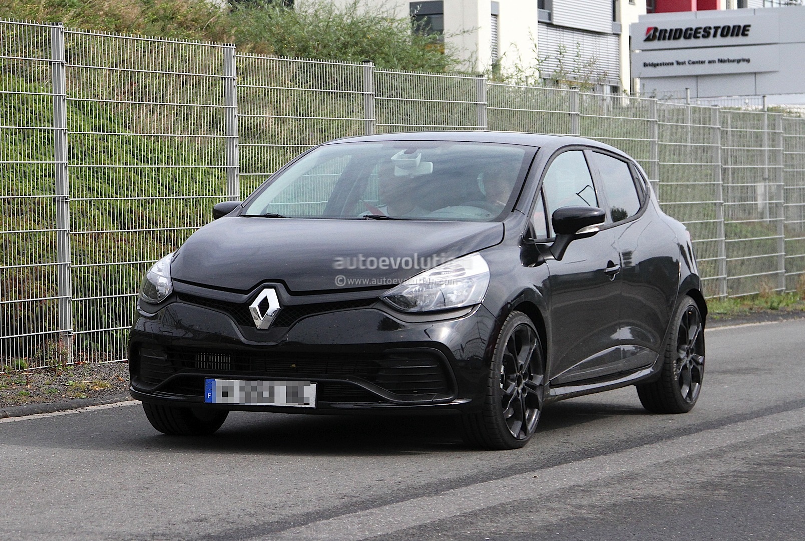 premieres photos Clio 4 RS  Spyshots-renault-clio-iv-rs-210-1080p-2