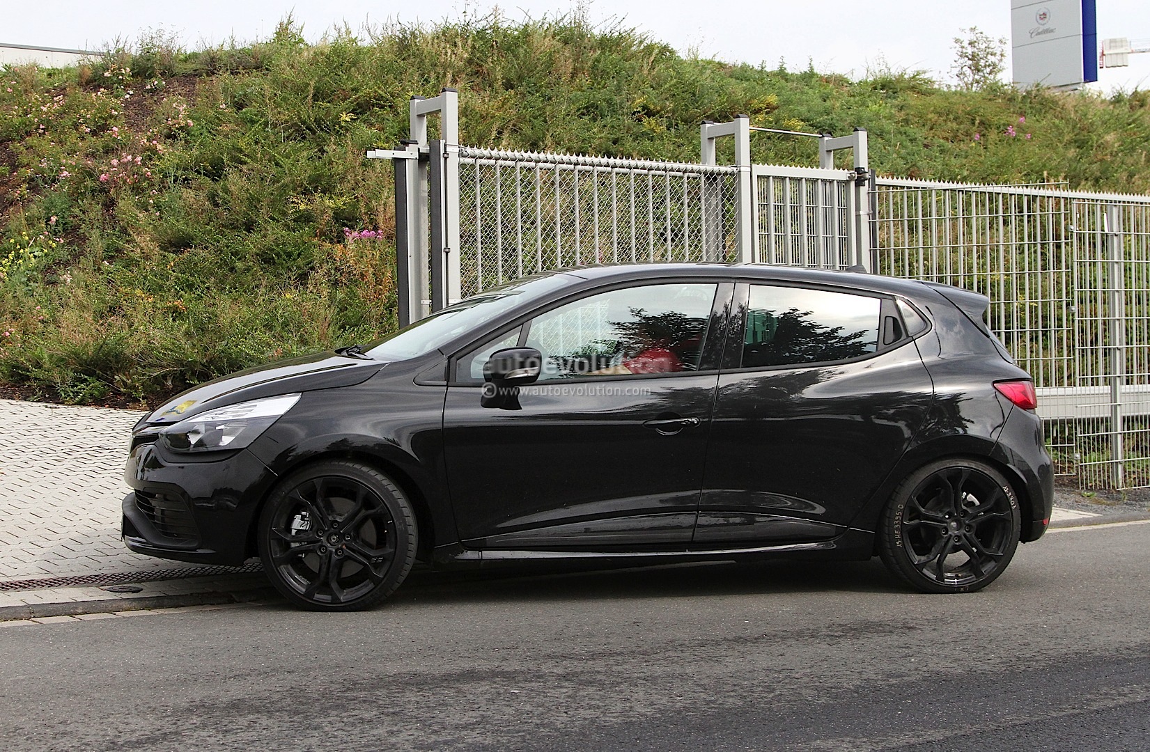 premieres photos Clio 4 RS  Spyshots-renault-clio-iv-rs-210-1080p-4