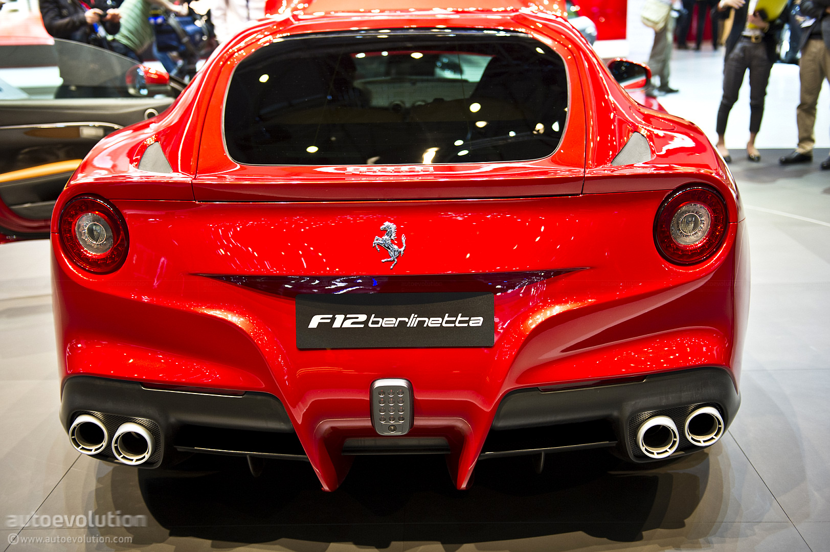 Ferrari F12 Berlinetta  Geneva-2012-ferrari-f12-berlinetta-live-photos_4