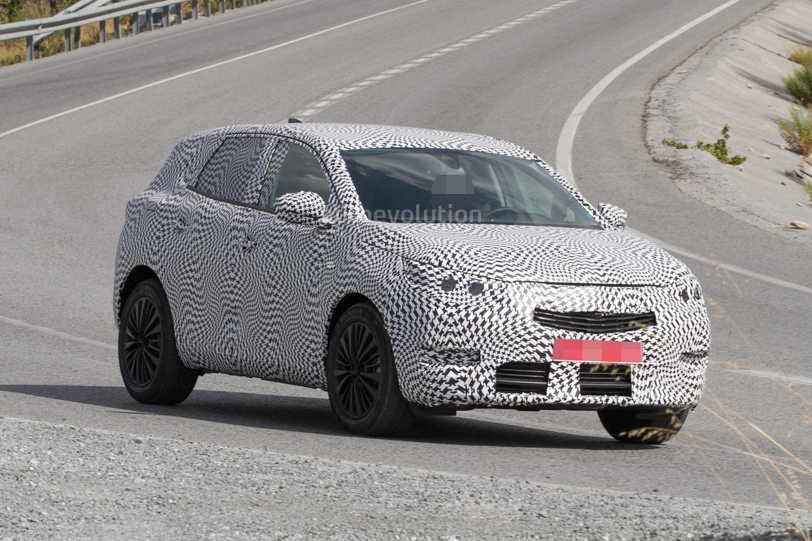  2017 - [FUTUR MODÈLE] Citroën C4 III [F3] - Page 10 2018-peugeot-2008-makes-spy-photo-debut-looks-bigger-and-cleaner-111006_1