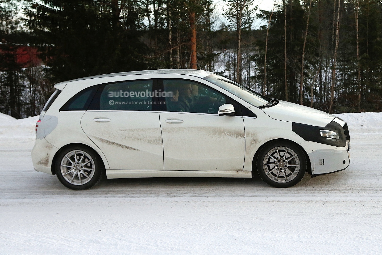 2014 - [Mercedes-Benz] Classe B Restylée 2015-b-class-w246-facelift-caught-impersonating-polar-bears-photo-gallery-1080p-3