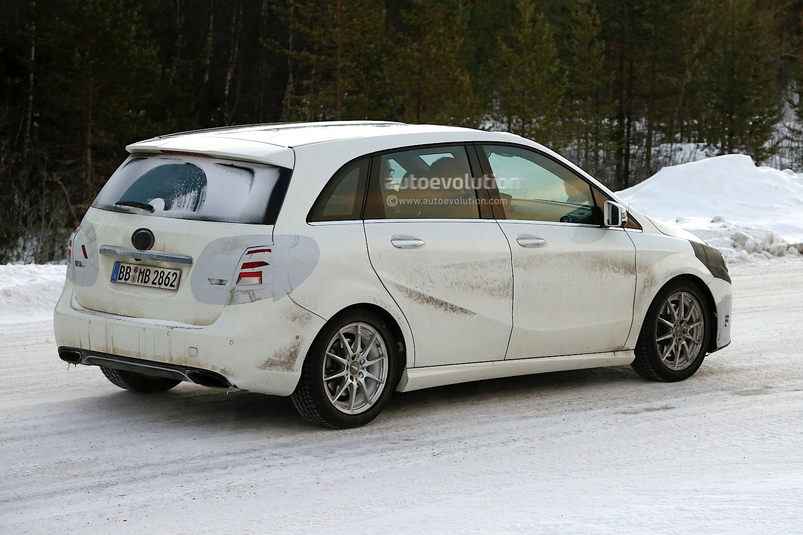 2014 - [Mercedes-Benz] Classe B Restylée 2015-b-class-w246-facelift-caught-impersonating-polar-bears-photo-gallery-1080p-4