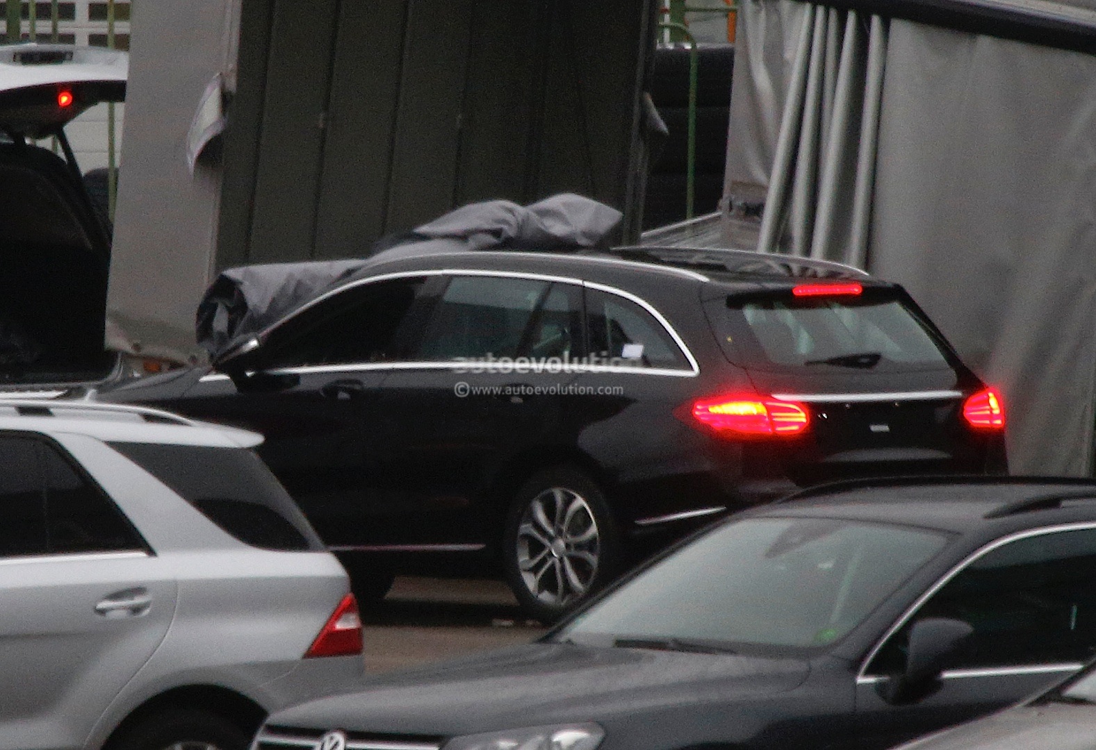 2014 - [Mercedes] Classe C [W205- S205] - Page 20 2015-c-class-wagon-s205-spied-completely-undisguised-photo-gallery-1080p-2