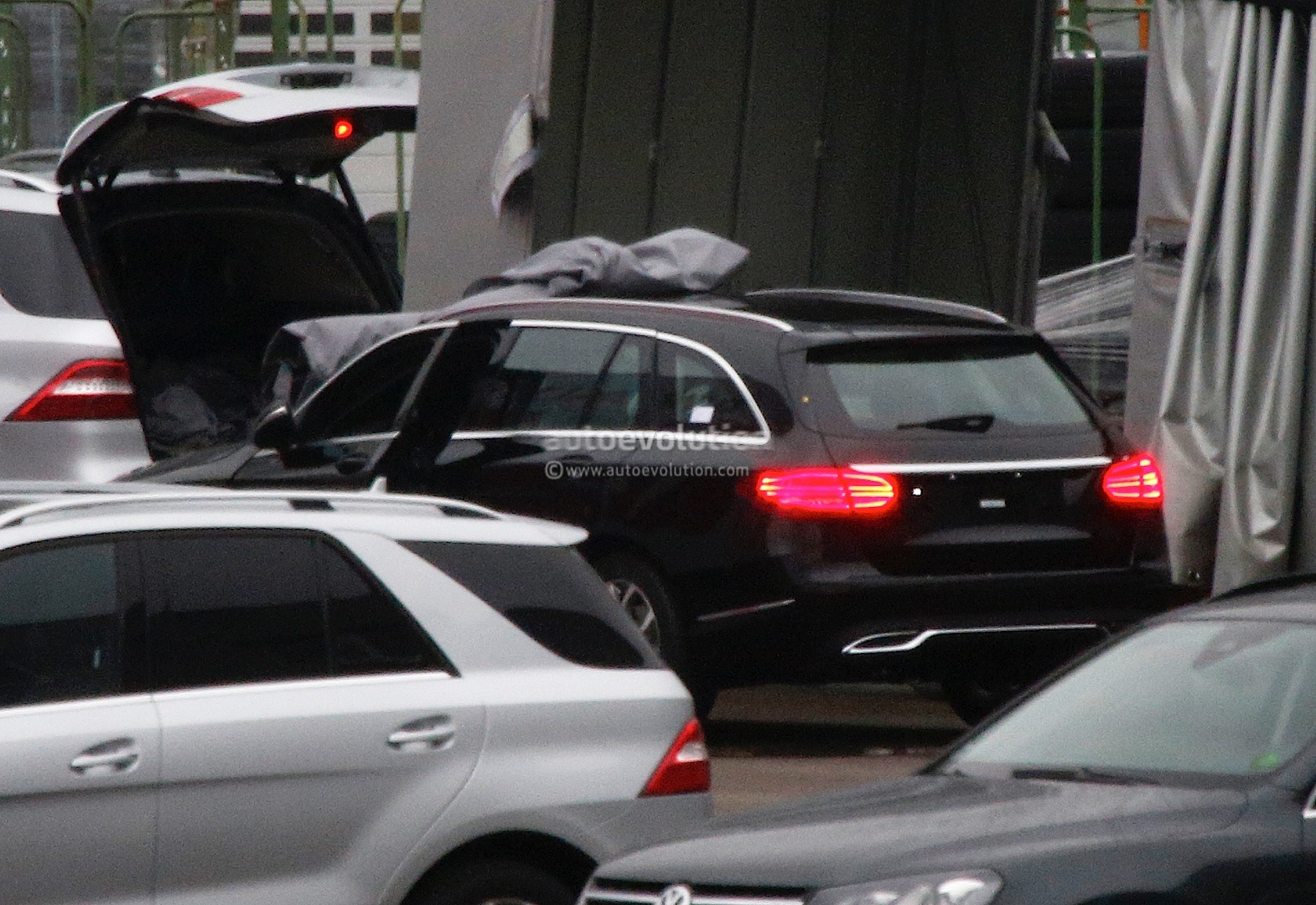 2014 - [Mercedes] Classe C [W205- S205] - Page 20 2015-c-class-wagon-s205-spied-completely-undisguised-photo-gallery-1080p-5