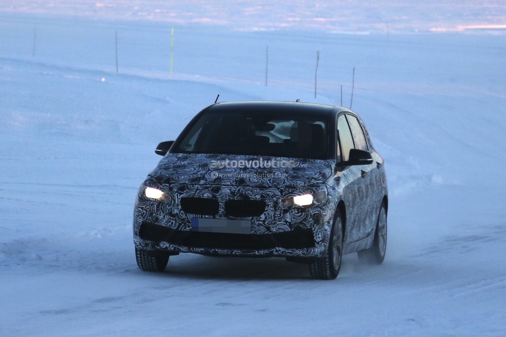 2014 - [BMW] Série 2 Active Tourer [F45] & Gran Tourer [F46] - Page 15 Spyshots-bmw-2-series-active-tourer-testing-in-extreme-weather-1080p-1