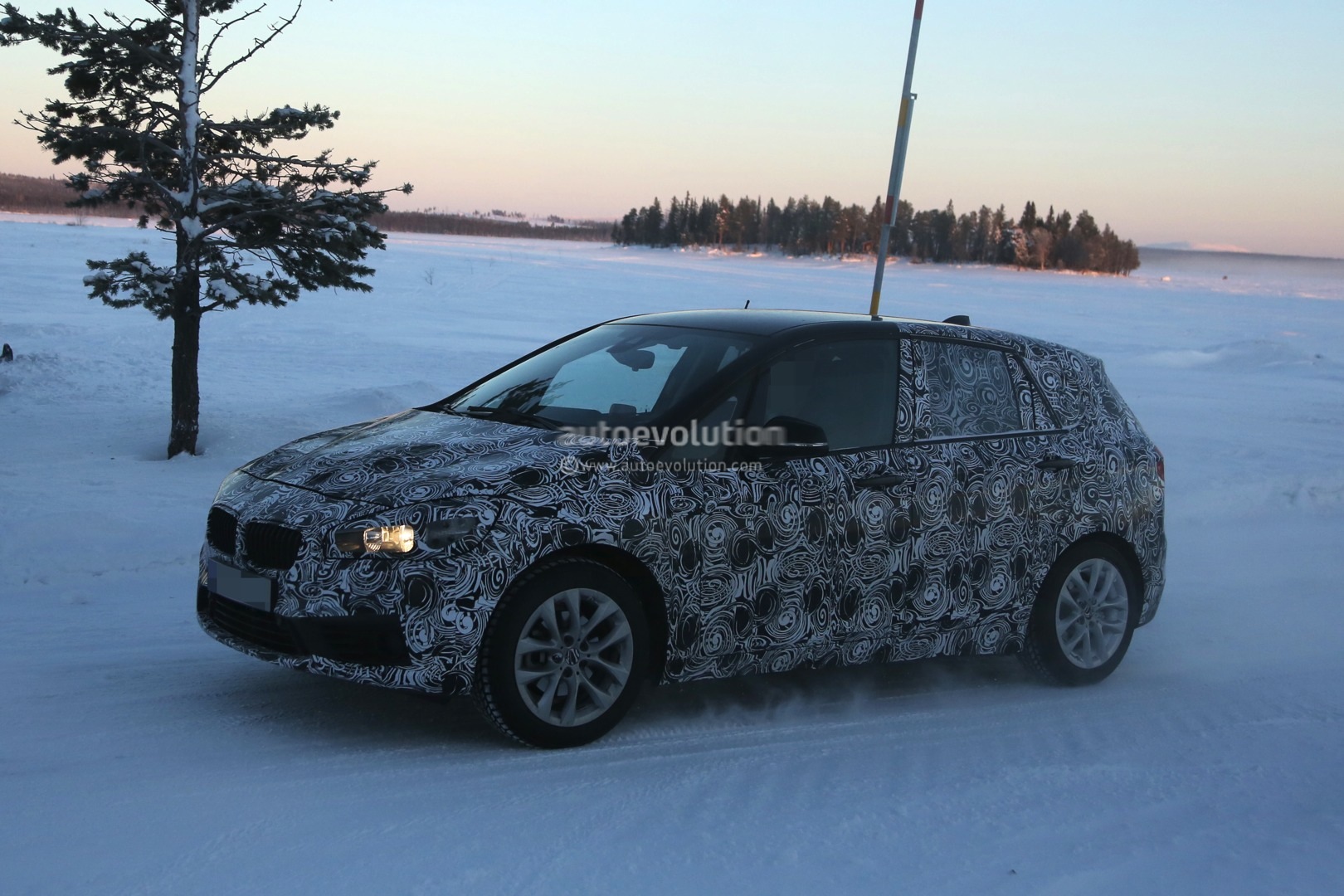 2014 - [BMW] Série 2 Active Tourer [F45] & Gran Tourer [F46] - Page 15 Spyshots-bmw-2-series-active-tourer-testing-in-extreme-weather-1080p-3