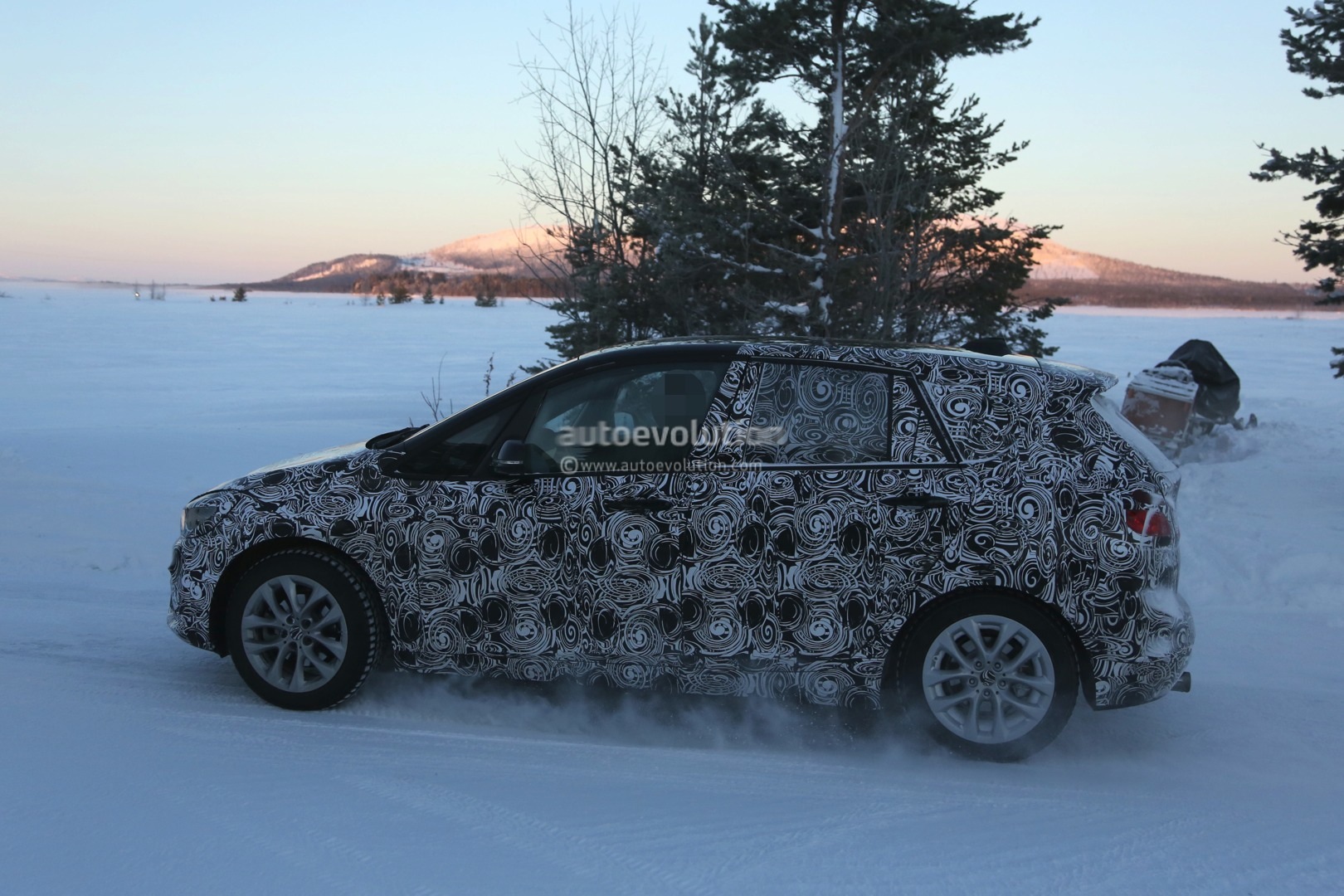 2014 - [BMW] Série 2 Active Tourer [F45] & Gran Tourer [F46] - Page 15 Spyshots-bmw-2-series-active-tourer-testing-in-extreme-weather-1080p-4