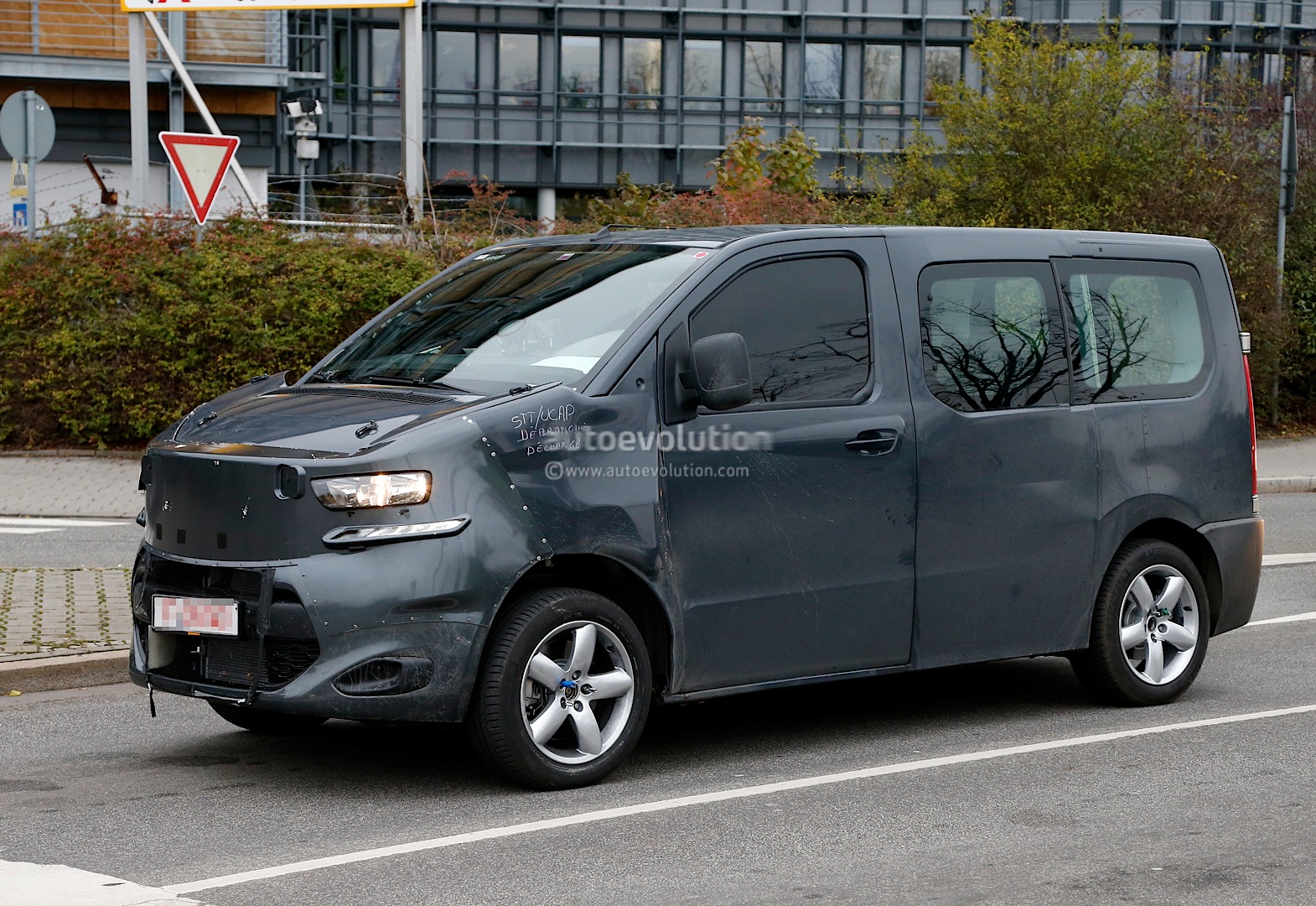 2016 - [Citroën/Peugeot/Toyota] SpaceTourer/Traveller/ProAce Spyshots-new-citroen-jumpy-takes-cues-from-2011-tubik-concept-1080p-2