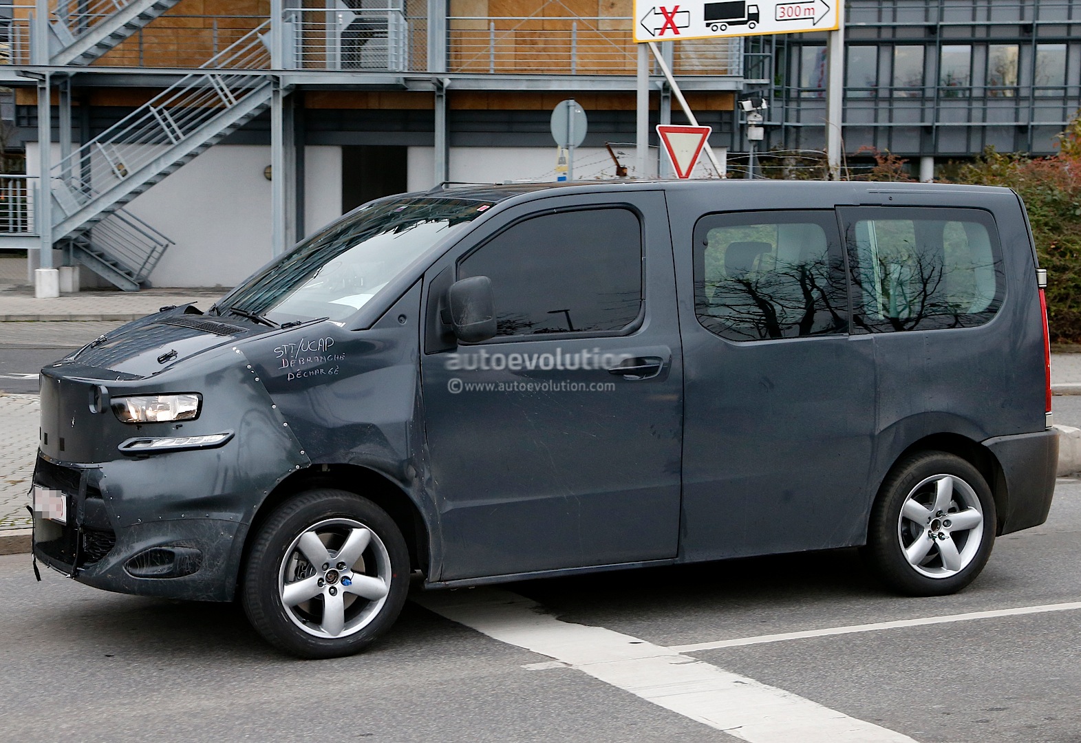 2016 - [Citroën/Peugeot/Toyota] SpaceTourer/Traveller/ProAce Spyshots-new-citroen-jumpy-takes-cues-from-2011-tubik-concept-1080p-3