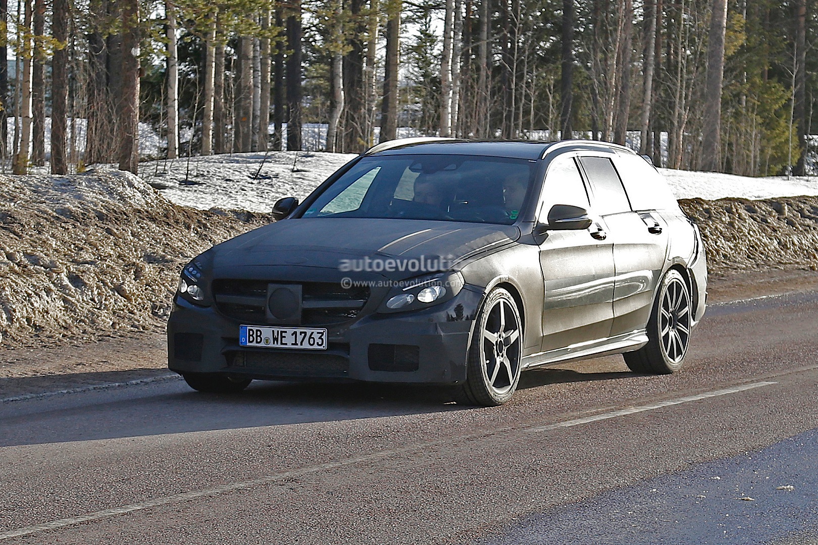 2014 - [Mercedes] Classe C [W205- S205] - Page 27 2015-c-63-amg-wagon-s205-starts-testing-photo-gallery_1
