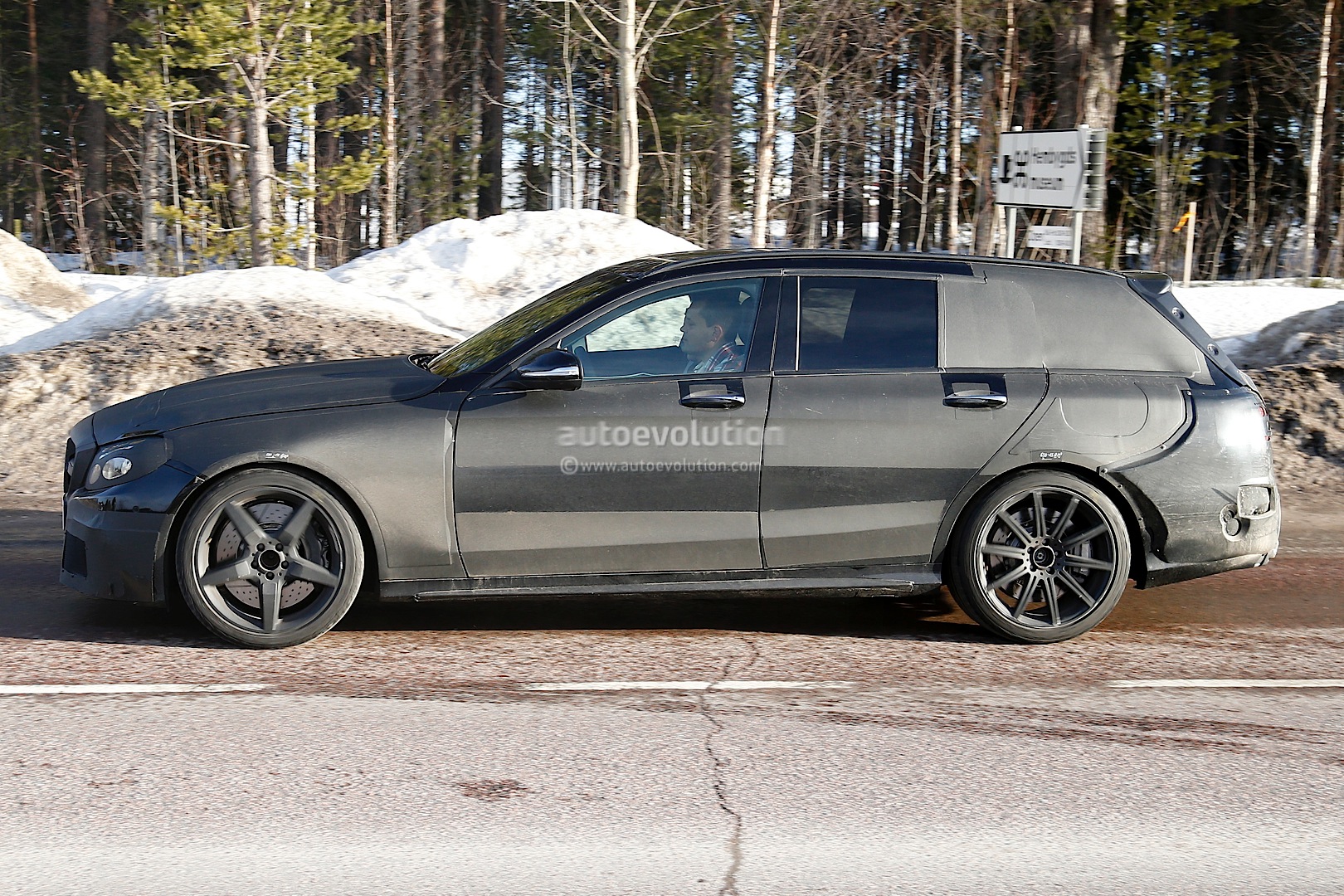 2014 - [Mercedes] Classe C [W205- S205] - Page 27 2015-c-63-amg-wagon-s205-starts-testing-photo-gallery_3