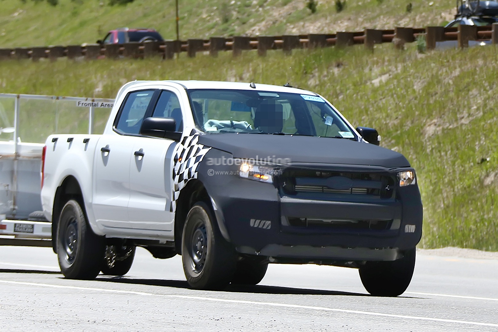 2015 - [Ford] Everest / Ranger restylé 2015-ford-ranger-interior-spied-photo-gallery_2