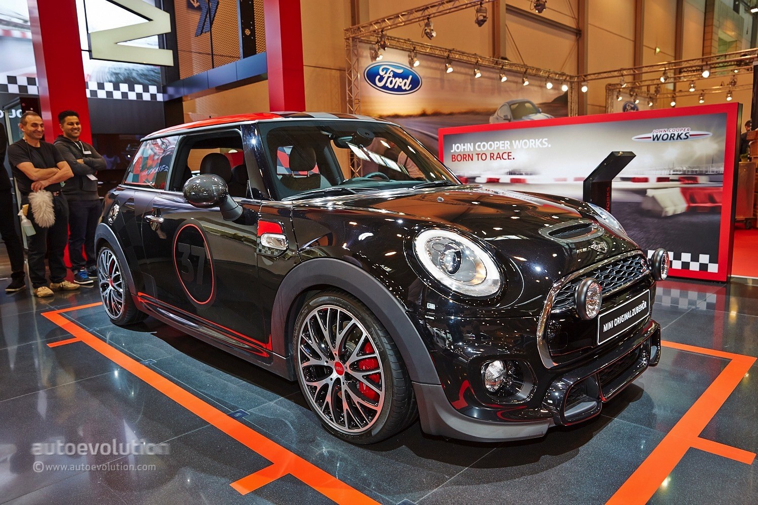 2013 - [Mini] Mini IV [F56] - Page 18 2015-mini-cooper-s-gets-211-hp-with-jcw-tuning-kit-at-essen-live-photos_14