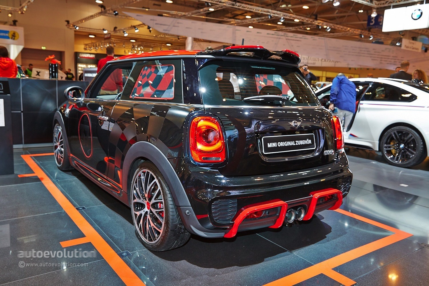 2013 - [Mini] Mini IV [F56] - Page 18 2015-mini-cooper-s-gets-211-hp-with-jcw-tuning-kit-at-essen-live-photos_17