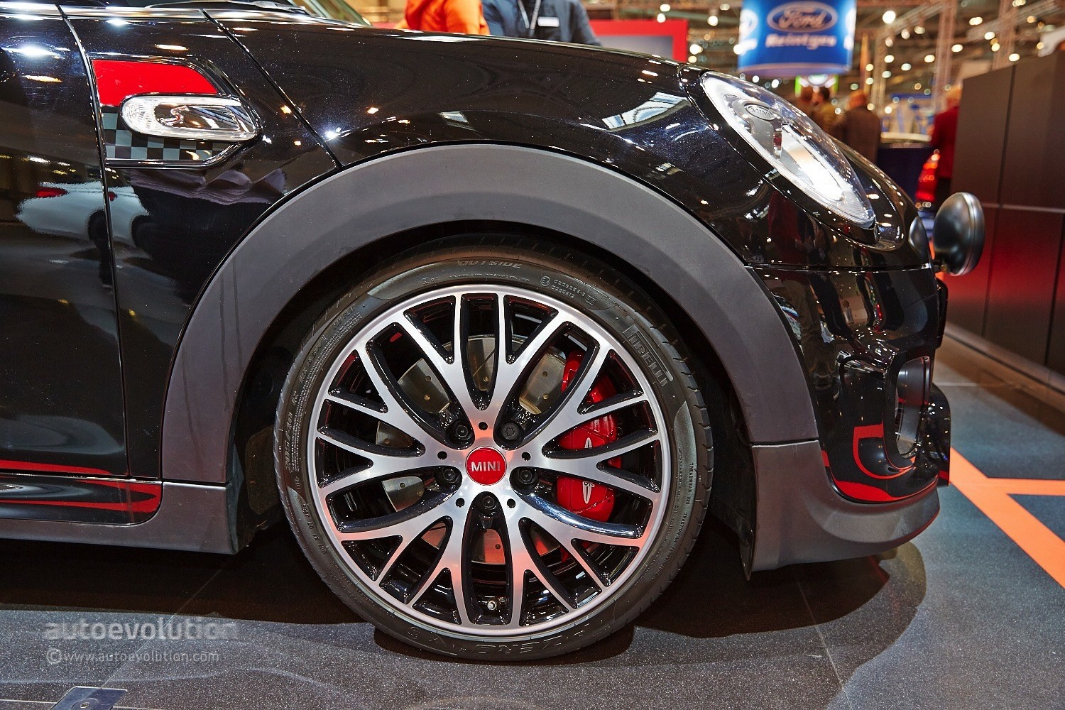 2013 - [Mini] Mini IV [F56] - Page 18 2015-mini-cooper-s-gets-211-hp-with-jcw-tuning-kit-at-essen-live-photos_5