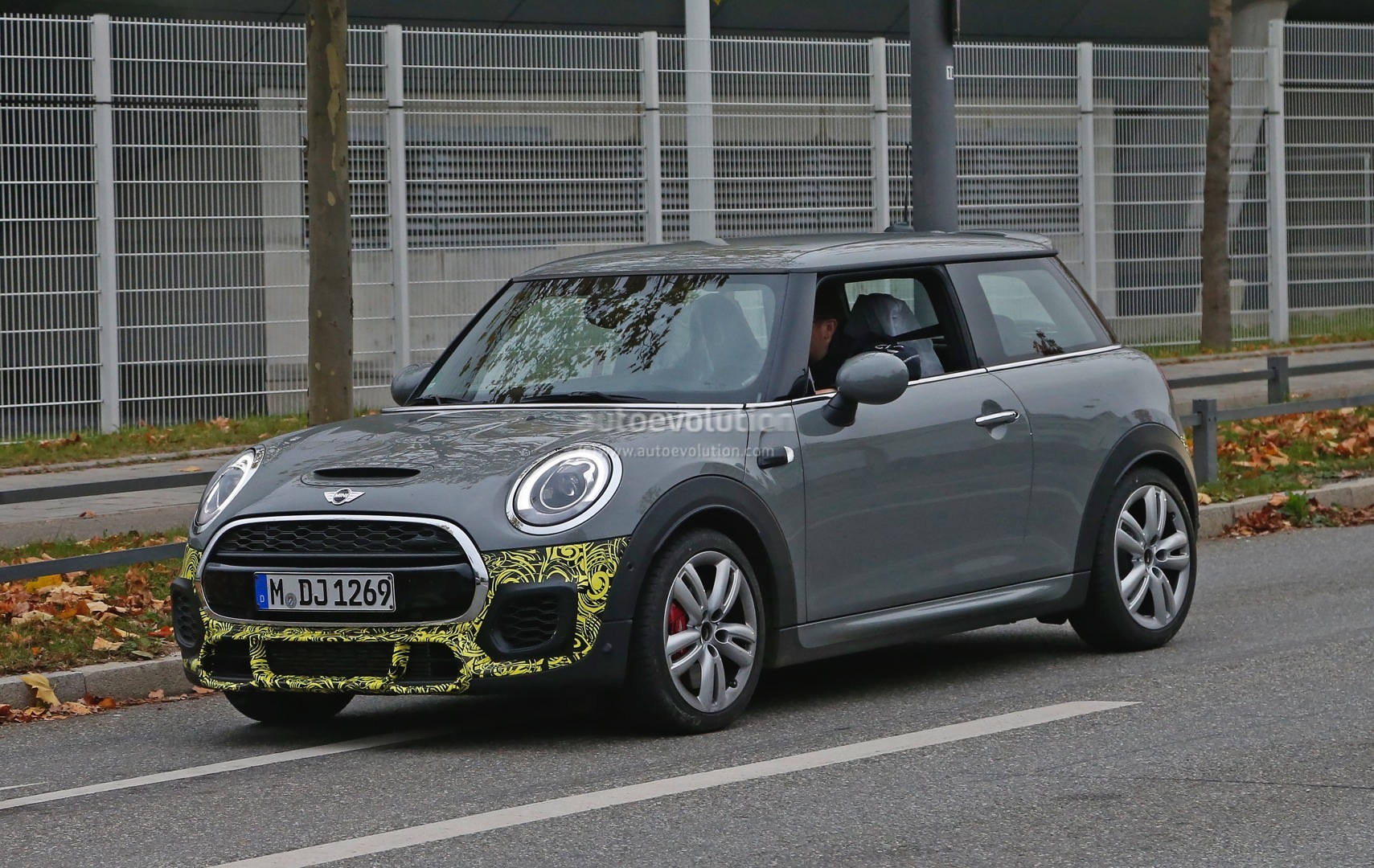 2013 - [Mini] Mini IV [F56] - Page 17 2015-mini-john-cooper-works-hardtop-spied-in-production-guise-photo-gallery_1