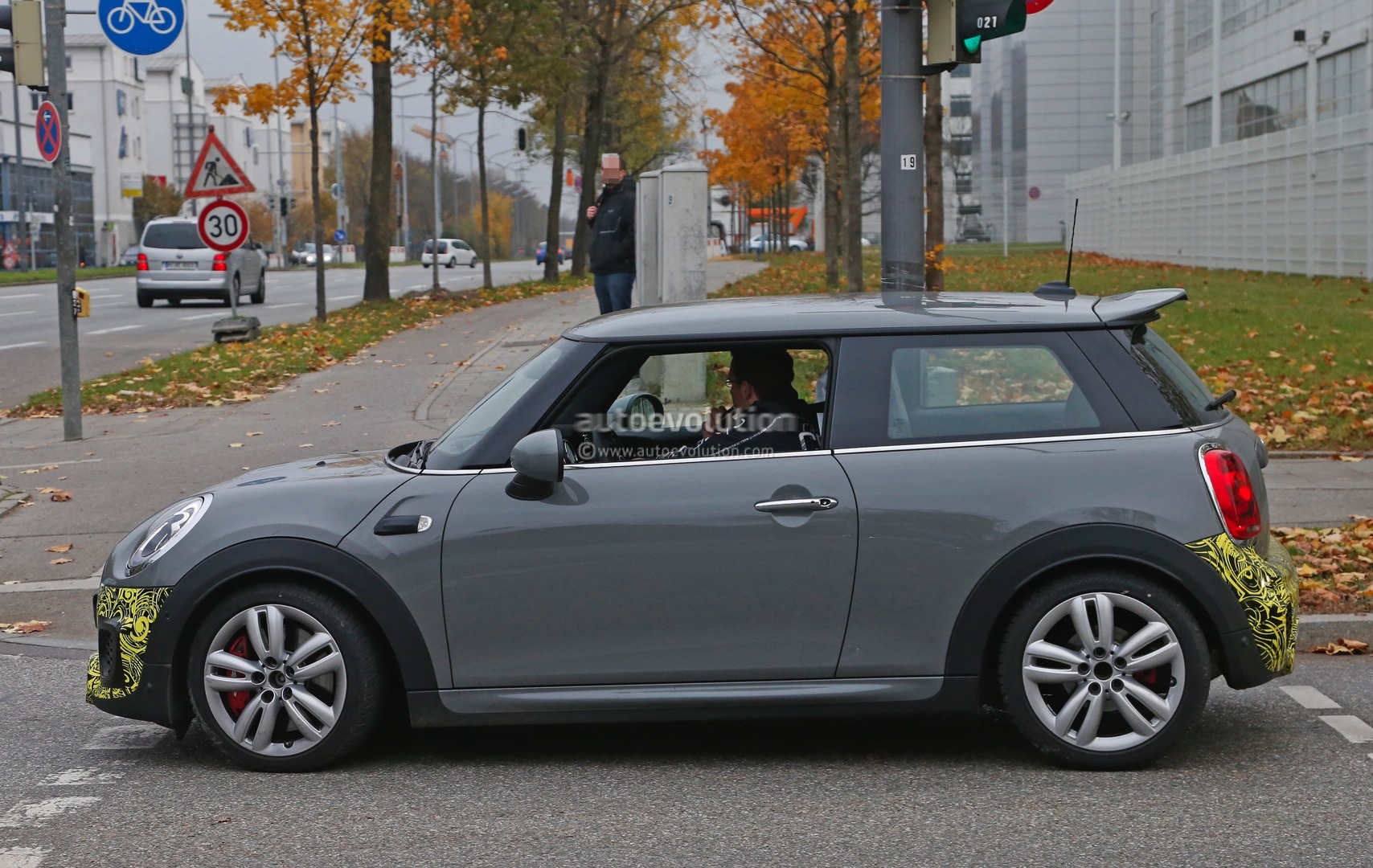 2013 - [Mini] Mini IV [F56] - Page 17 2015-mini-john-cooper-works-hardtop-spied-in-production-guise-photo-gallery_4