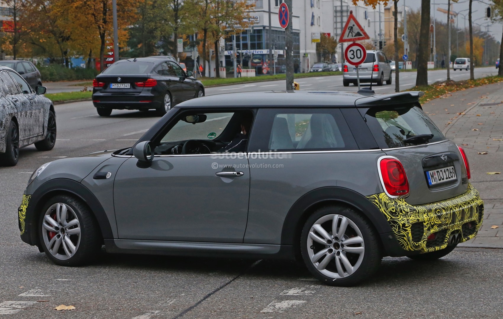 2013 - [Mini] Mini IV [F56] - Page 17 2015-mini-john-cooper-works-hardtop-spied-in-production-guise-photo-gallery_5