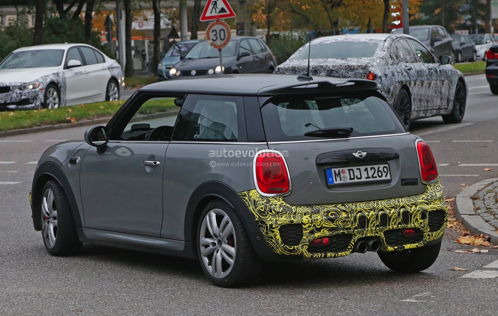 2013 - [Mini] Mini IV [F56] - Page 17 2015-mini-john-cooper-works-hardtop-spied-in-production-guise-photo-gallery_7