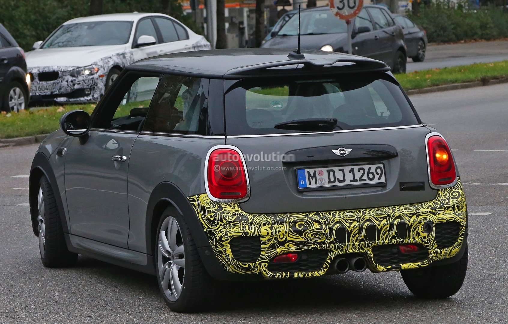 2013 - [Mini] Mini IV [F56] - Page 17 2015-mini-john-cooper-works-hardtop-spied-in-production-guise-photo-gallery_8