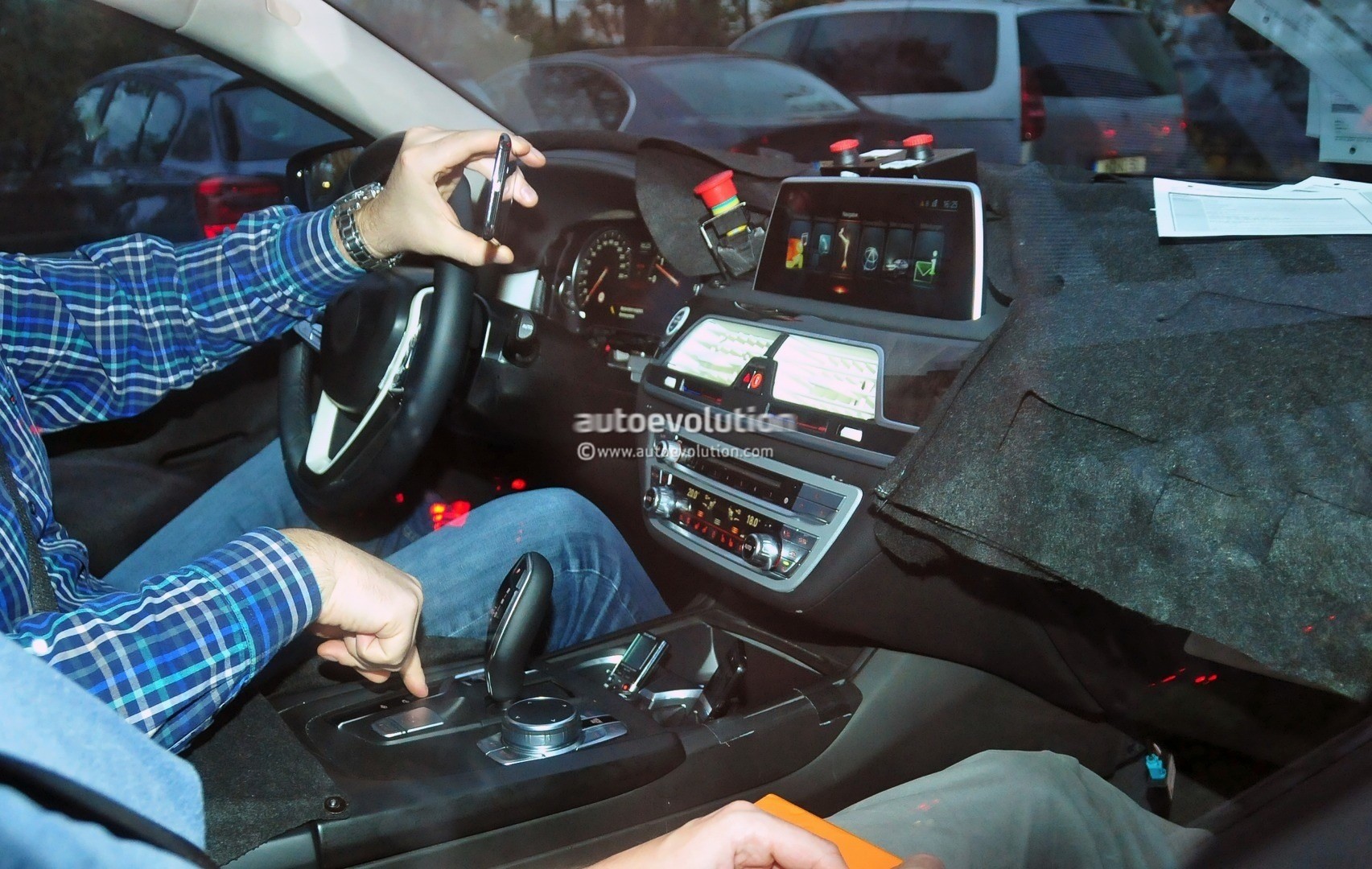 2015 - [BMW] Série 7 / 7 LWB [G11/G12] - Page 15 2016-bmw-7-series-interior-spied-the-new-idrive-interface-revealed-photo-gallery_1