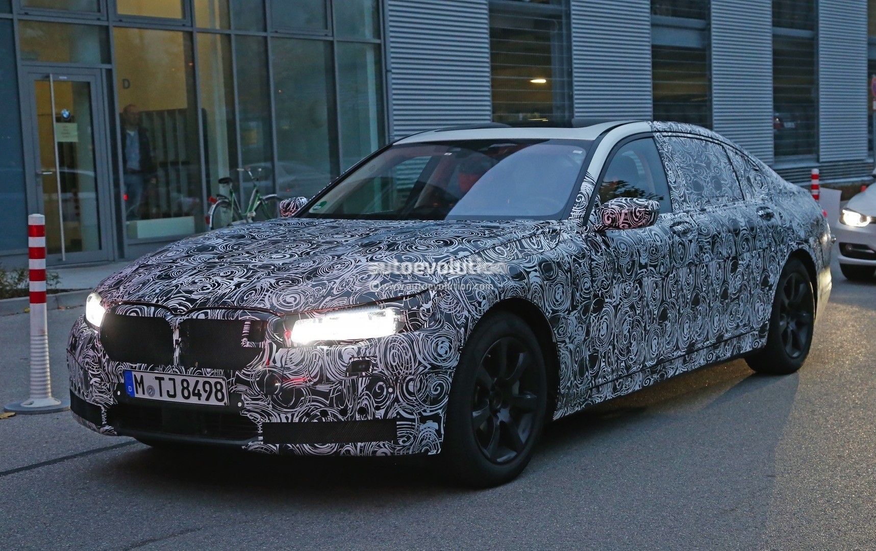 2015 - [BMW] Série 7 / 7 LWB [G11/G12] - Page 15 2016-bmw-7-series-interior-spied-the-new-idrive-interface-revealed-photo-gallery_4