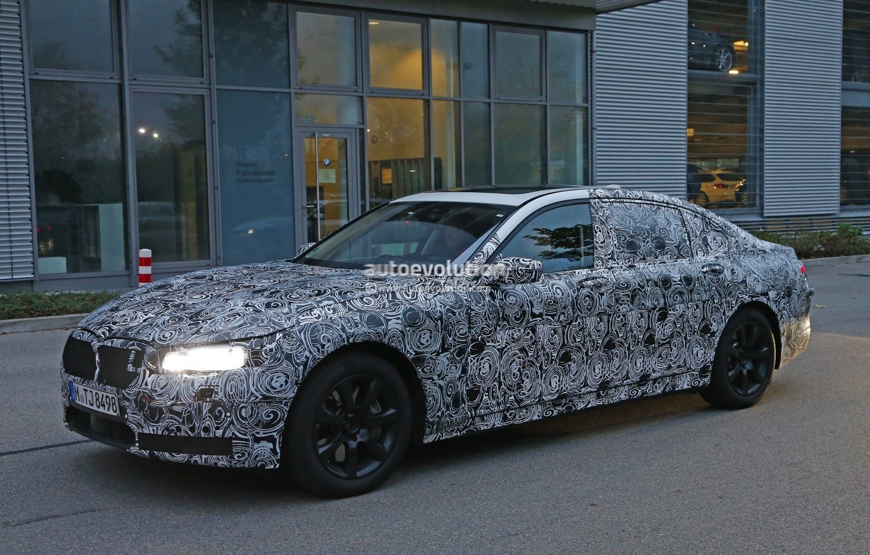 2015 - [BMW] Série 7 / 7 LWB [G11/G12] - Page 15 2016-bmw-7-series-interior-spied-the-new-idrive-interface-revealed-photo-gallery_5