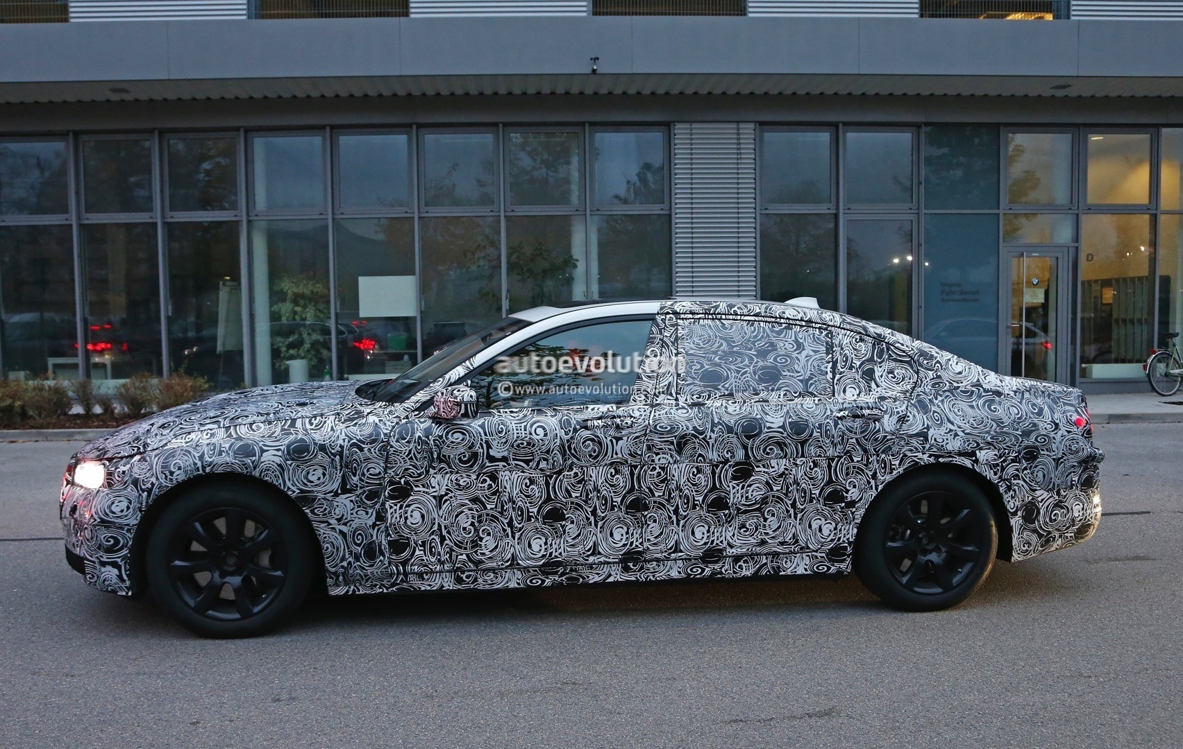 2015 - [BMW] Série 7 / 7 LWB [G11/G12] - Page 15 2016-bmw-7-series-interior-spied-the-new-idrive-interface-revealed-photo-gallery_6