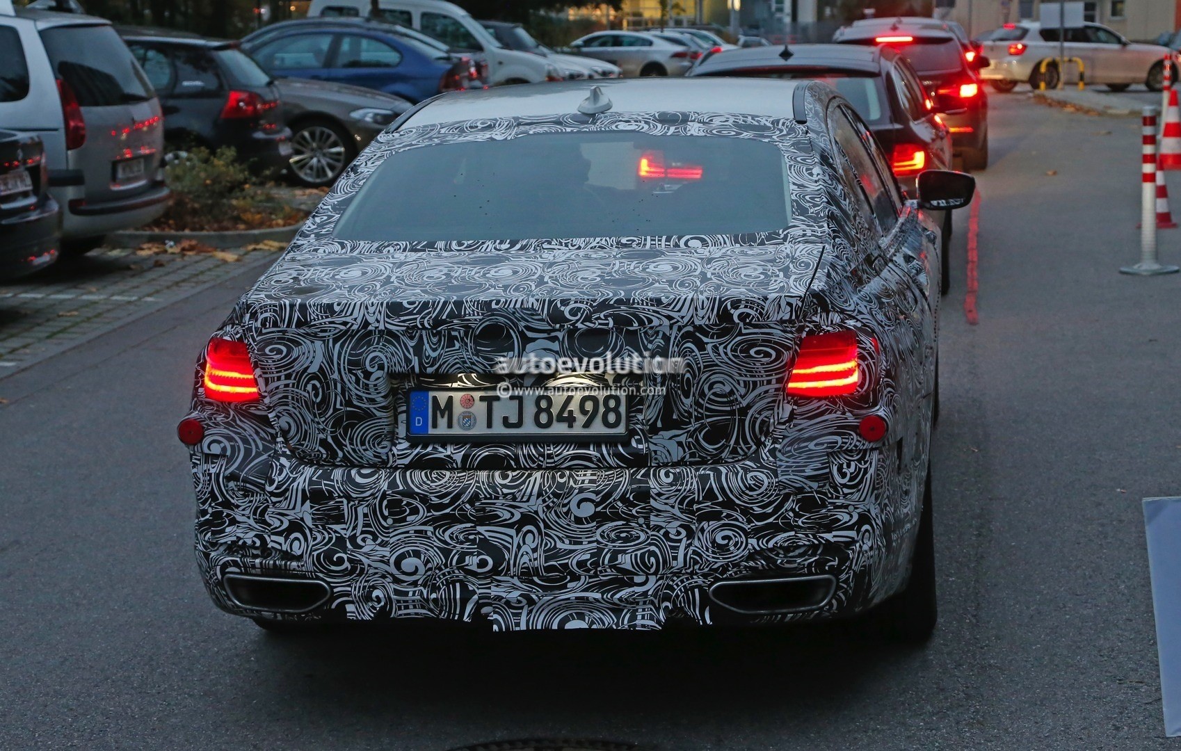 2015 - [BMW] Série 7 / 7 LWB [G11/G12] - Page 15 2016-bmw-7-series-interior-spied-the-new-idrive-interface-revealed-photo-gallery_8