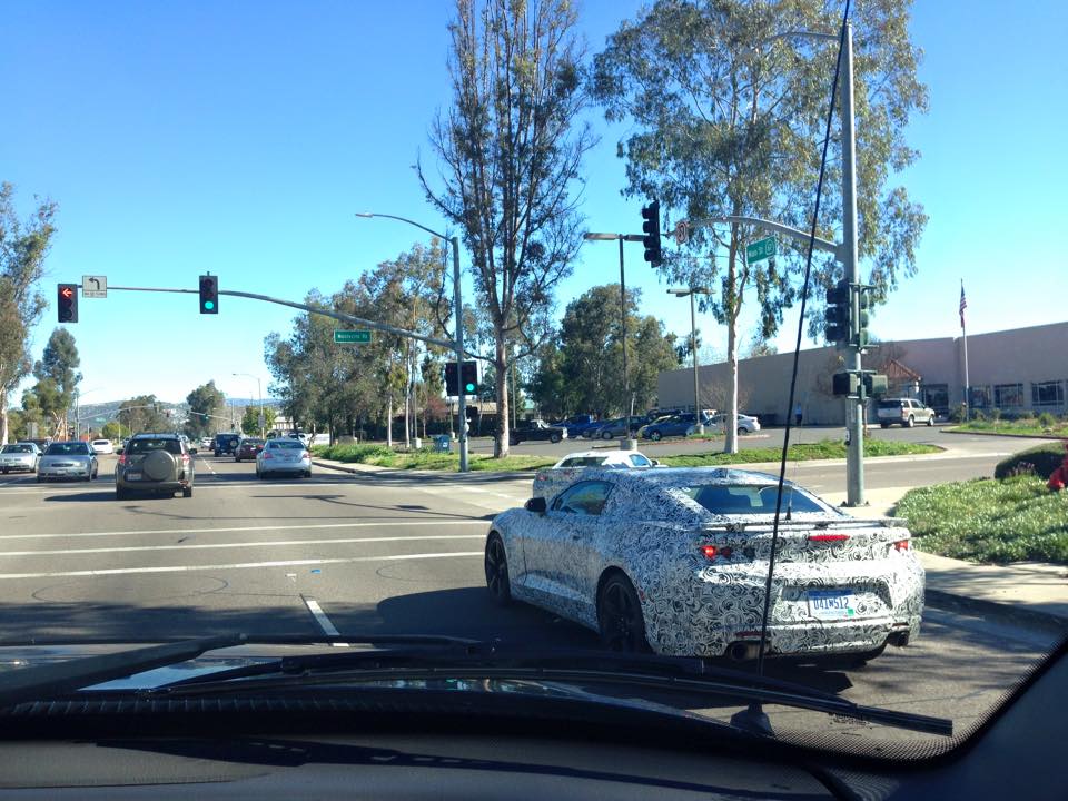 2016 - [Chevrolet] Camaro VI - Page 2 2016-chevrolet-camaro-spied-in-california-wearing-production-body-shell-photo-gallery_4