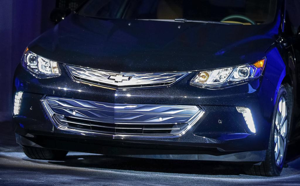 2015 - [Chevrolet] Volt II - Page 2 2016-chevrolet-volt-previewed-at-ces-front-looks-like-a-dogs-breakfast-photo-gallery_1