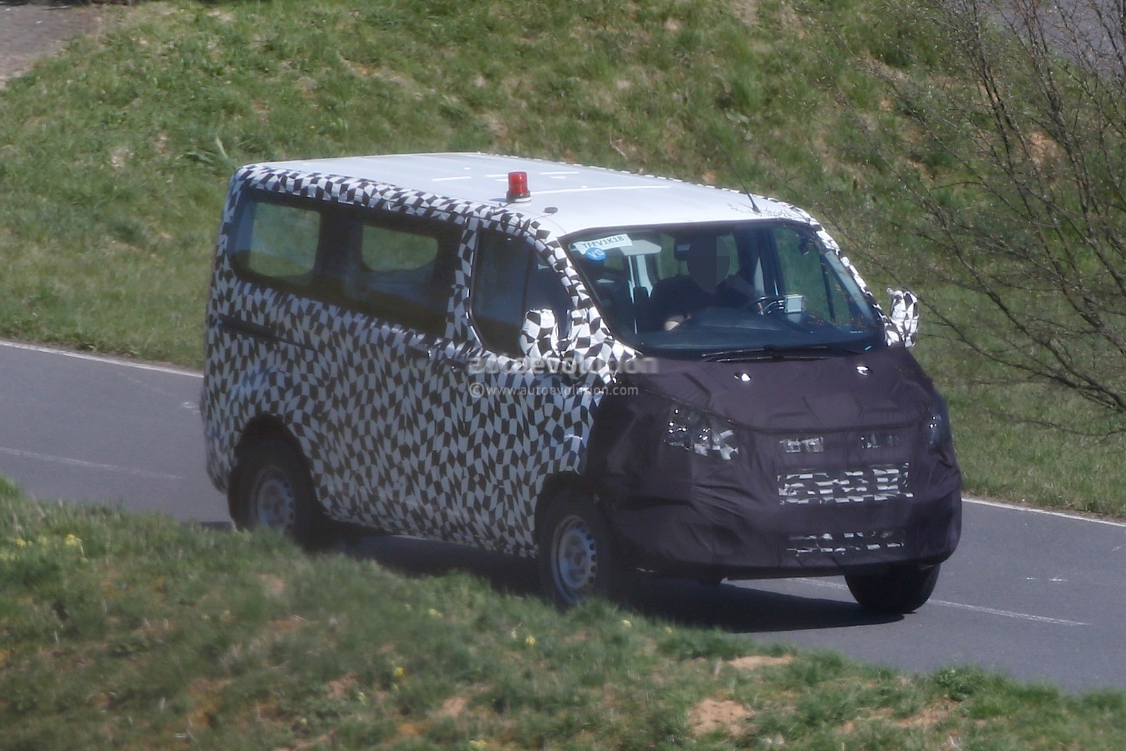 2017 - [Ford] Tourneo/Transit restylé 2016-ford-transit-custom-facelift-spied-for-the-first-time-photo-gallery_1