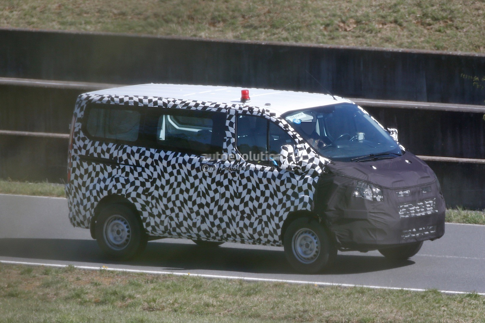 2017 - [Ford] Tourneo/Transit restylé 2016-ford-transit-custom-facelift-spied-for-the-first-time-photo-gallery_3