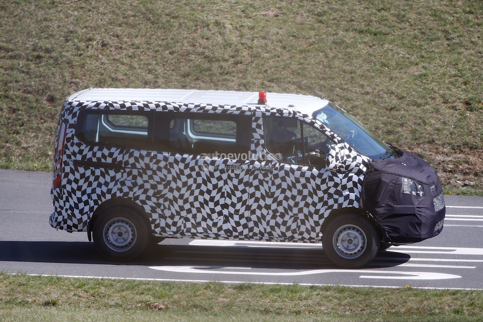 2017 - [Ford] Tourneo/Transit restylé 2016-ford-transit-custom-facelift-spied-for-the-first-time-photo-gallery_4
