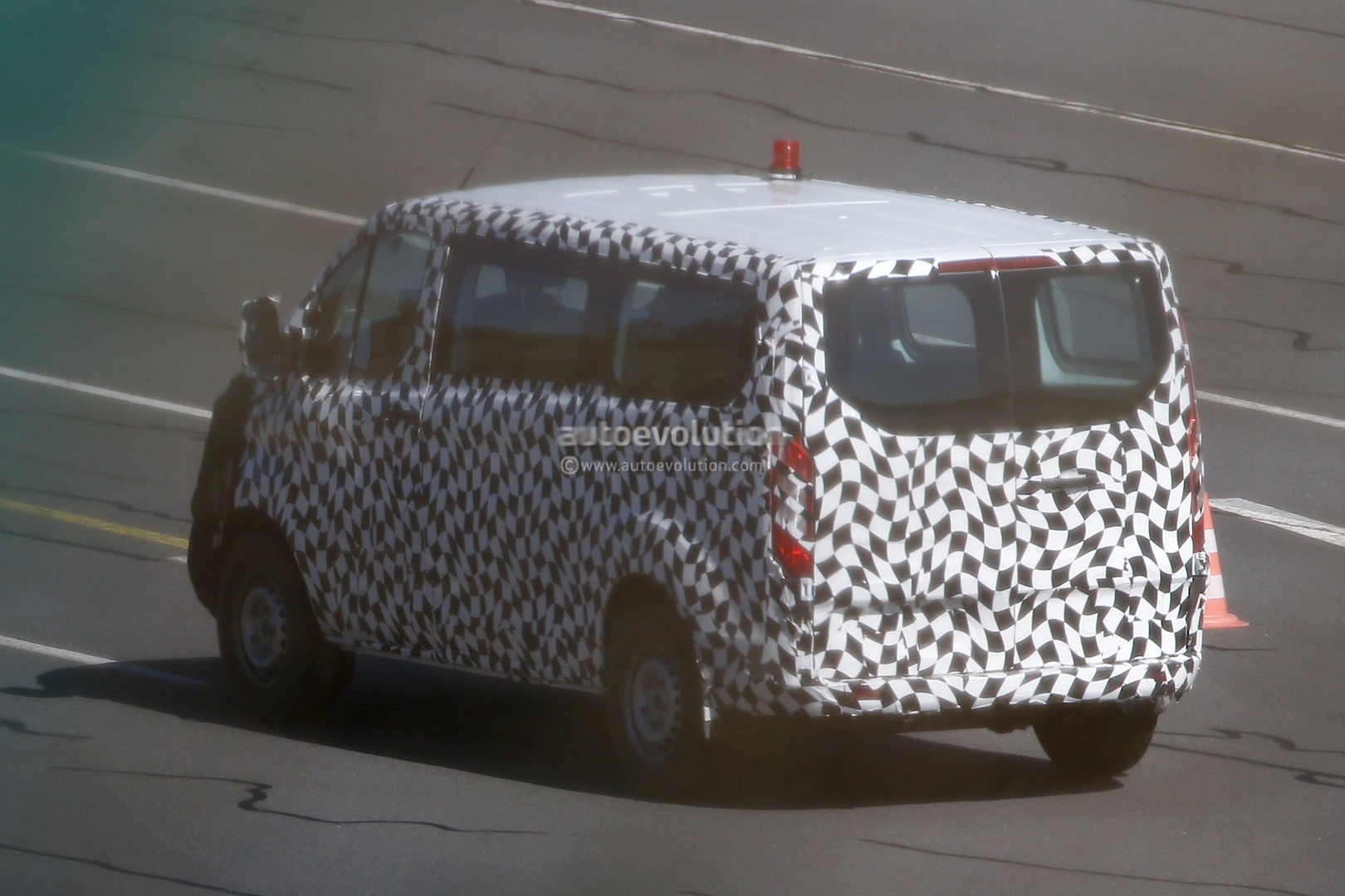 2017 - [Ford] Tourneo/Transit restylé 2016-ford-transit-custom-facelift-spied-for-the-first-time-photo-gallery_6