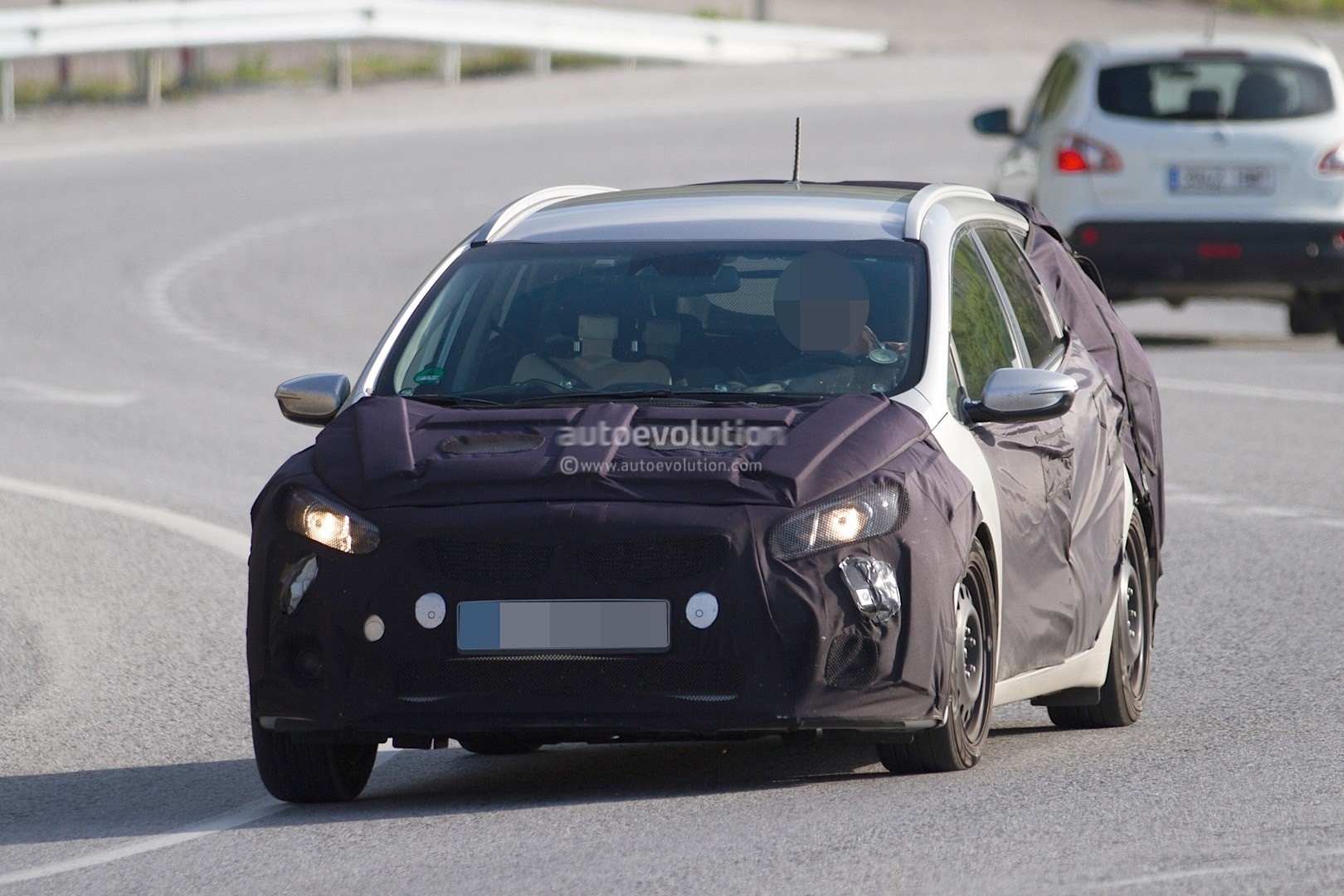 2015 - [Kia] Cee'd restylée 2016-kia-cee-d-sportswagon-spied-again-during-testing-photo-gallery_1