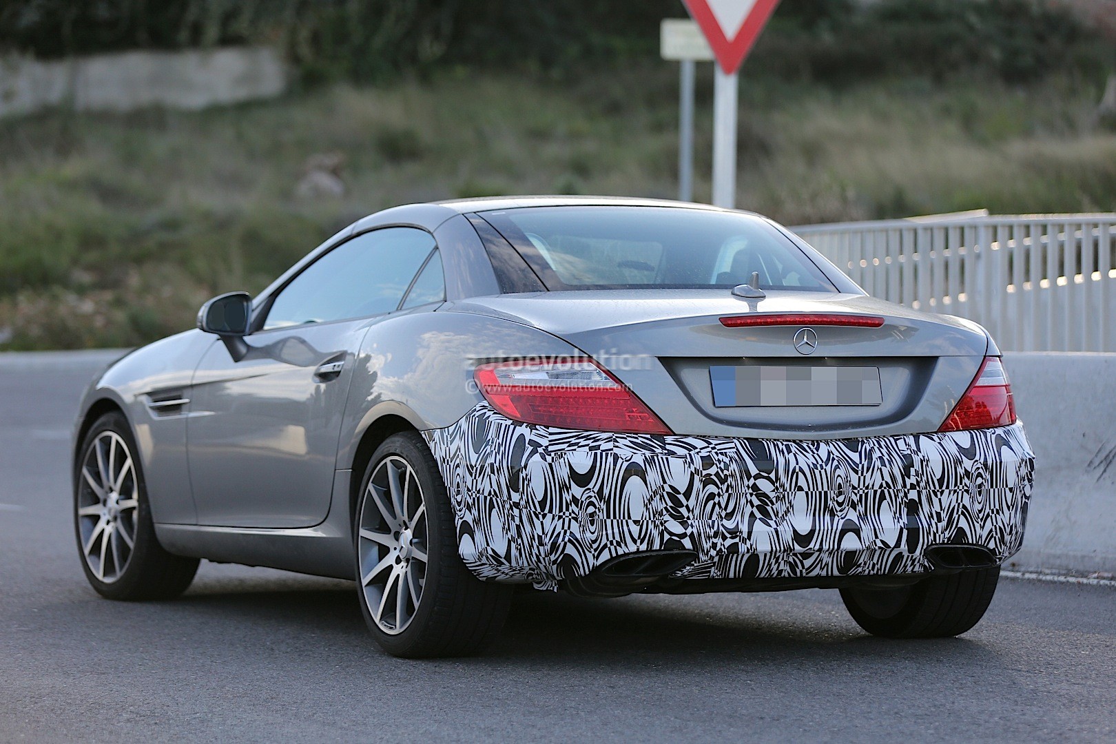 2015 - [Mercedes] SLC (ex-SLK) [R172] 2016-mercedes-benz-slc-is-a-mid-cycle-facelift-for-the-slk-photo-gallery_2