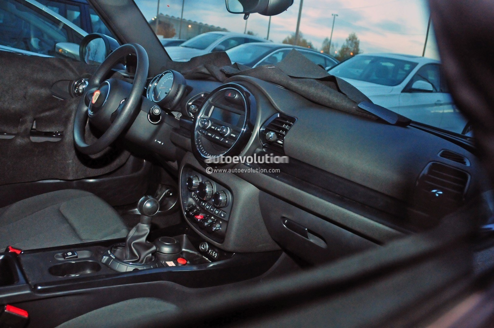 2015 - [Mini] Mini IV Clubman [F54] - Page 10 2016-mini-clubman-spyshots-show-new-interior-photo-gallery_1