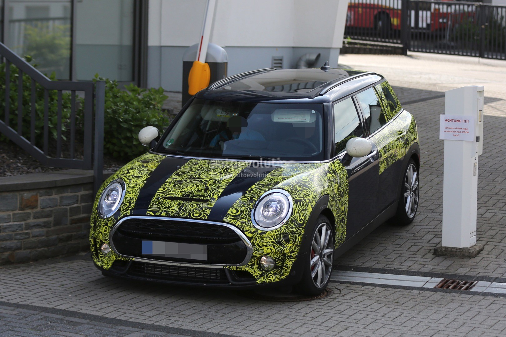 2015 - [Mini] Mini IV Clubman [F54] - Page 16 2016-mini-cooper-s-clubman-spied-with-its-barn-doors-open-photo-gallery_10