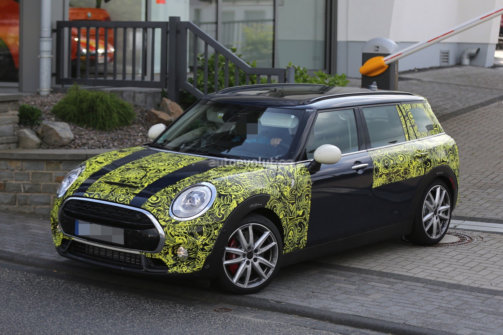 2015 - [Mini] Mini IV Clubman [F54] - Page 16 2016-mini-cooper-s-clubman-spied-with-its-barn-doors-open-photo-gallery_11